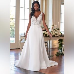 WEDDING DRESS NEVER WORN.Size 18. Measurements are Bust 41” Waist 39” Hips 44”